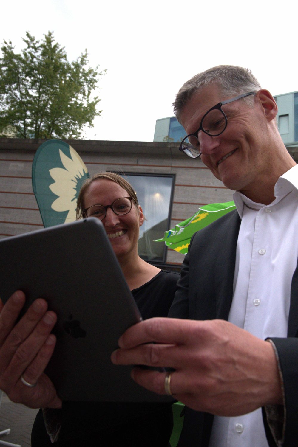 Birgit Wolters und Tilman Fuchs schauen sich den Chatbot auf einem Tablet an