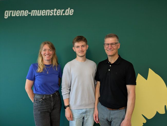 Katharina Könning, Leon Herbstmann und Tilman Fuchs vor einer Grünen Pressewand