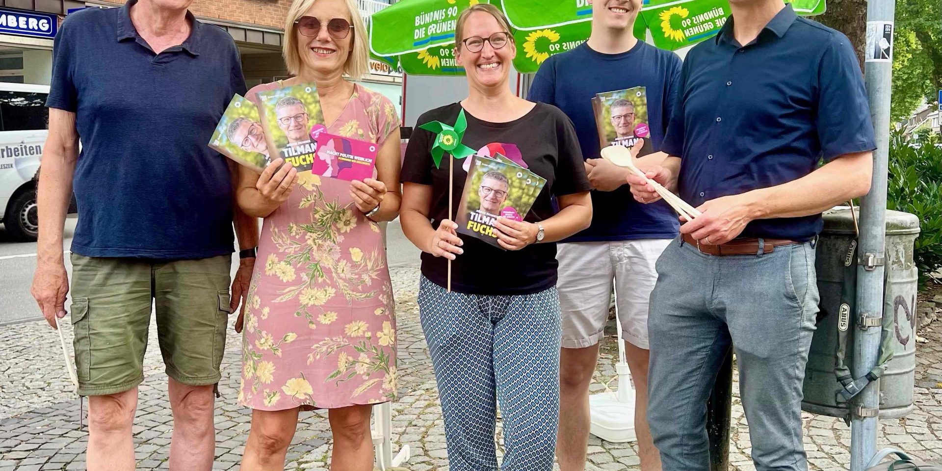Fünf Grüne stehen an einem Wahlkampfstand in Handorf